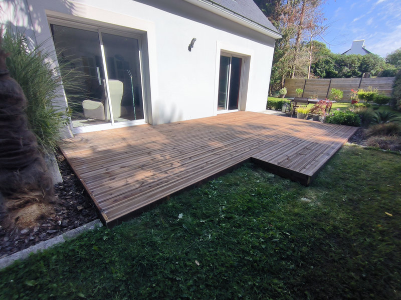 Menuisier spécialiste en pose de terrasse en bois sur-mesure dans le secteur de Vannes, Lorient, Quimper